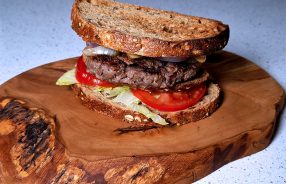 Club sandwich koetje in de wei een variatie van Chefkokkie's befaamde hamburger.