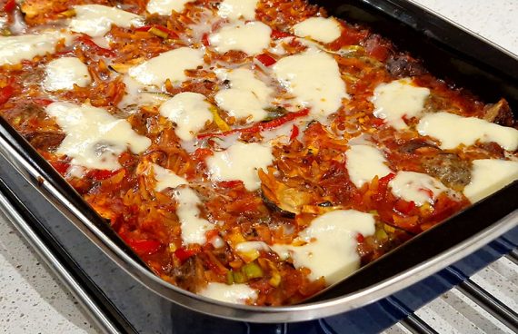 Orzo met tomaat en gehakt in een ovenschaal.