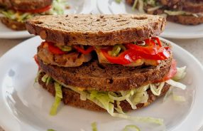 Club sandwich - kip cajun op een bord.