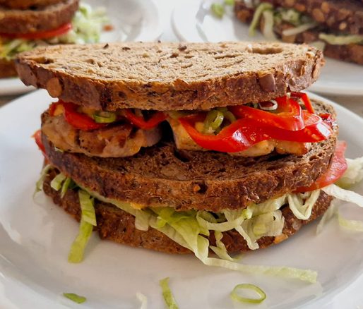 Club sandwich - kip cajun op een bord.