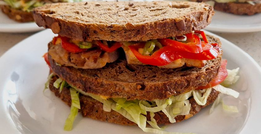 Club sandwich - kip cajun op een bord.