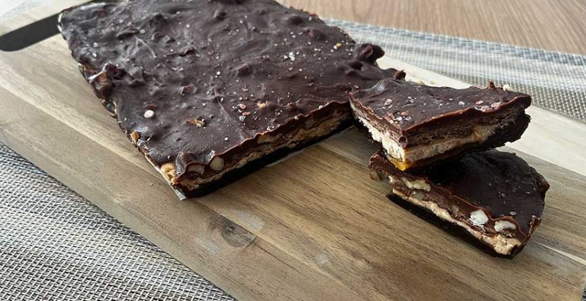 Dadel chocoladebar op plank