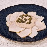 Vitello tonnato op een bord met kappertjes
