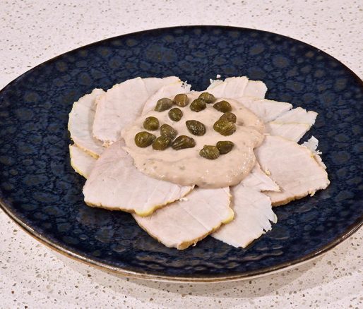 Vitello tonnato op een bord met kappertjes