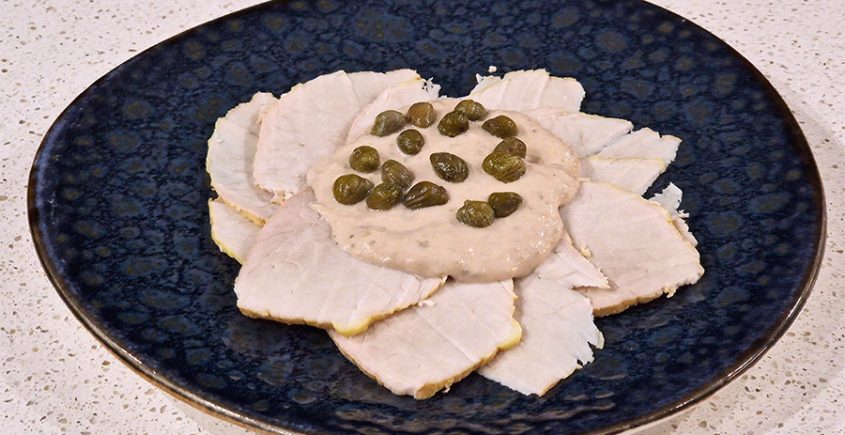 Vitello tonnato op een bord met kappertjes