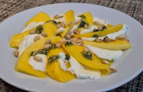 Caprese van mango, pesto en mozzarella.