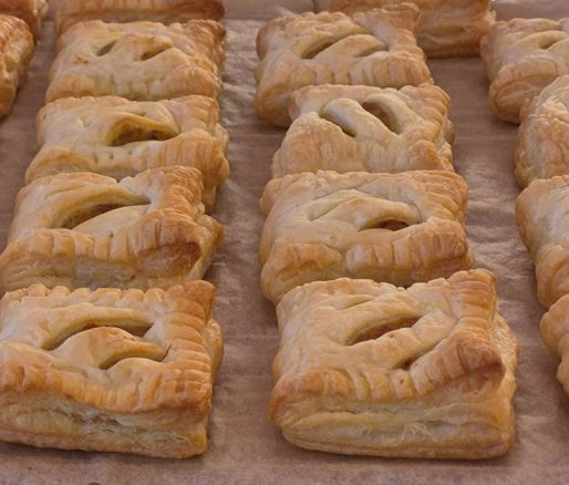 Kipkerrie zuurkoolhapjes net uit de oven.