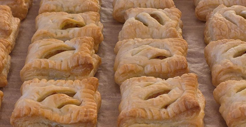 Kipkerrie zuurkoolhapjes net uit de oven.
