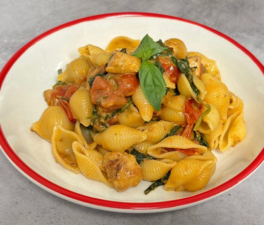 Pasta met kip, spinazie en rode pesto
