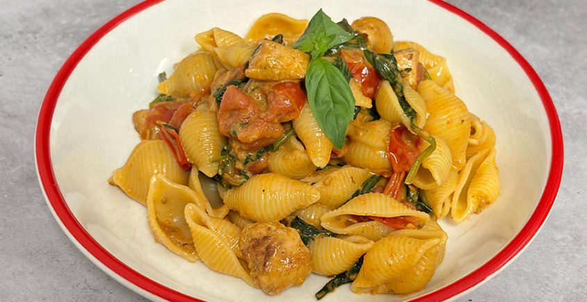 Pasta met kip, spinazie en rode pesto