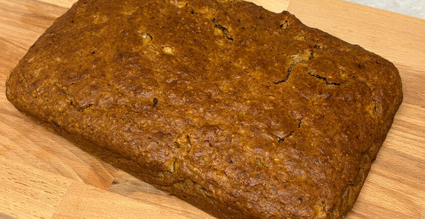 Appel-bananenbroodcake met kaneelappel