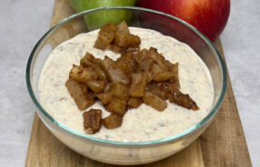 Appeltaart-speculaasmousse met appel, peer en kaneelfruit