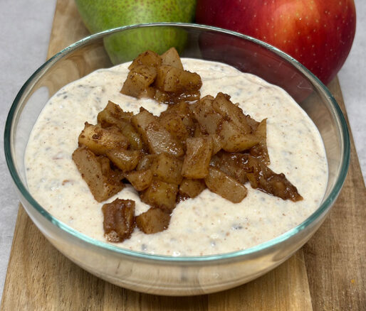 Appeltaart-speculaasmousse met appel, peer en kaneelfruit