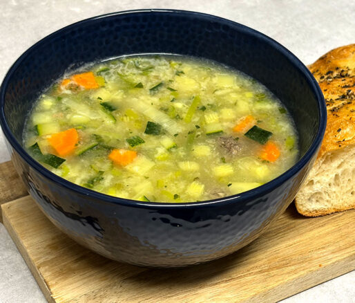 Huisgemaakte groentesoep met soepballetjes, wortel, prei, bleekselderij en courgette.