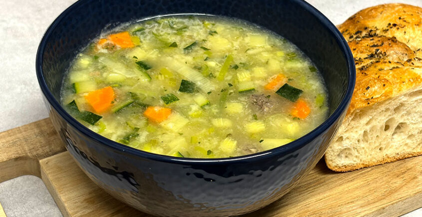 Huisgemaakte groentesoep met soepballetjes, wortel, prei, bleekselderij en courgette.