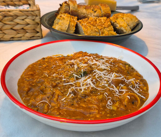 Romige pompoen lasagnesoep met mafaldine en Parmezaanse kaas