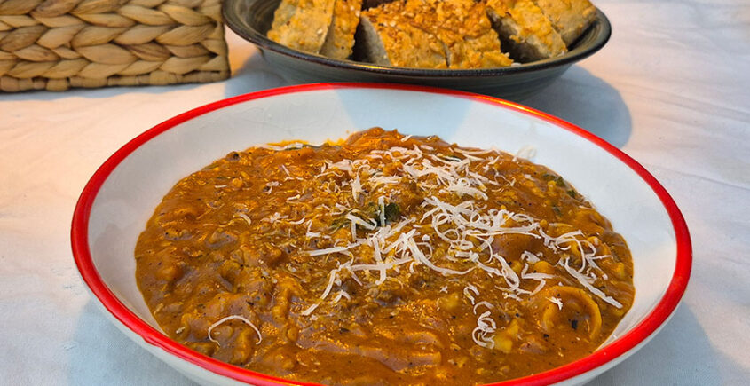 Romige pompoen lasagnesoep met mafaldine en Parmezaanse kaas